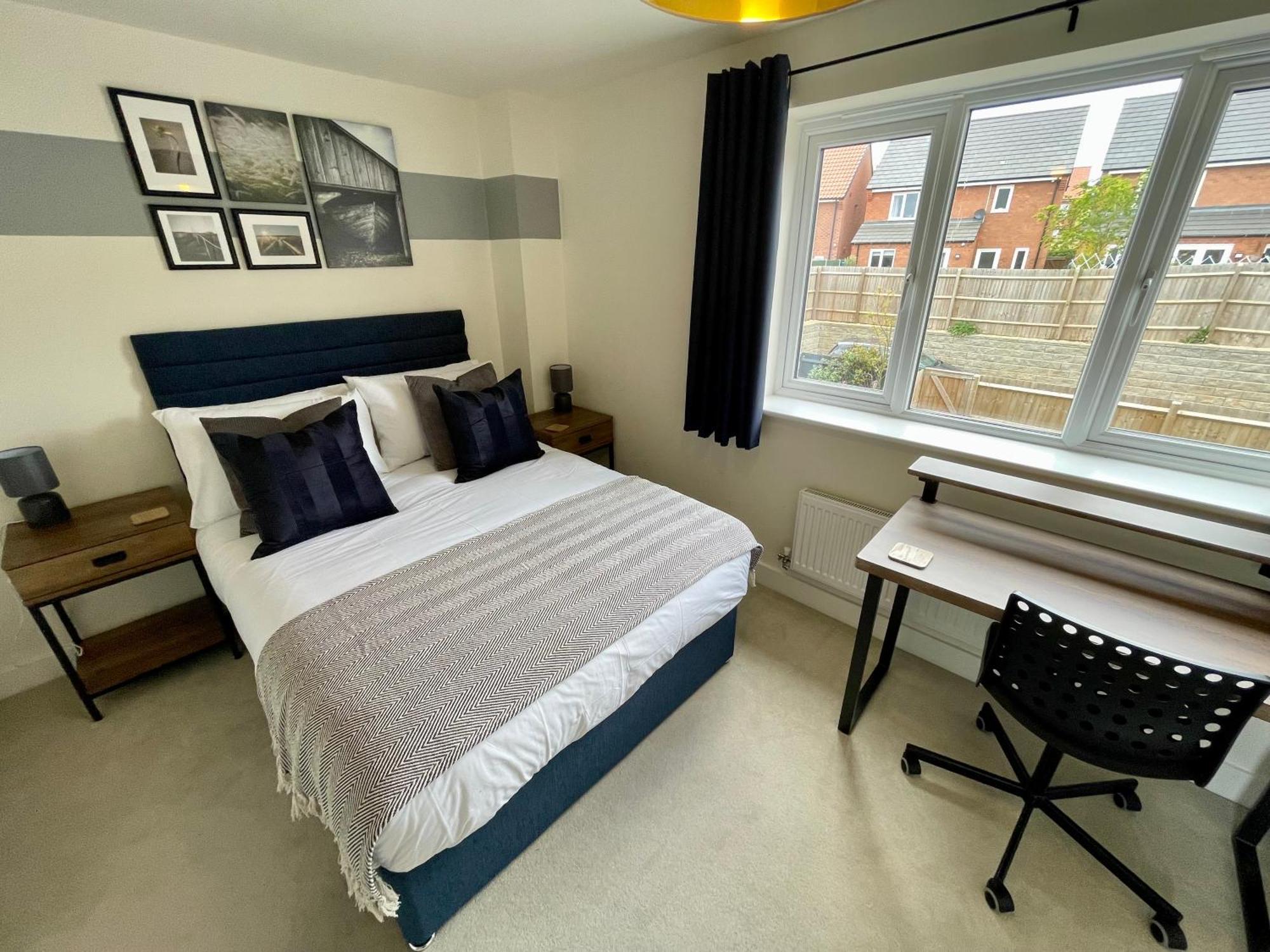 3-Bedroom Luxury Stay With Free Parking Маркет-Харборо Экстерьер фото