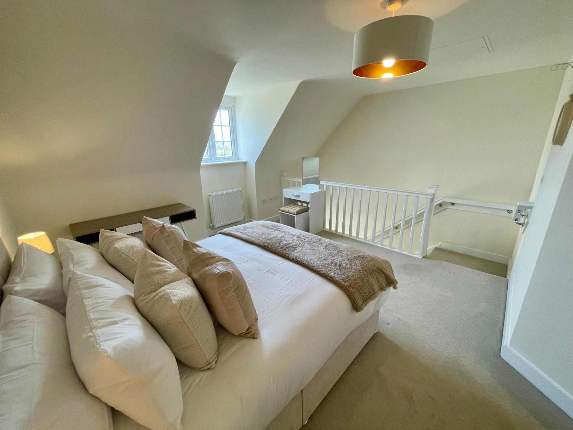 3-Bedroom Luxury Stay With Free Parking Маркет-Харборо Экстерьер фото